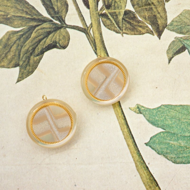 (3色)台湾老钮扣 / 交织 (Interweave) 镀金耳环 - 耳环/耳夹 - 塑料 卡其色