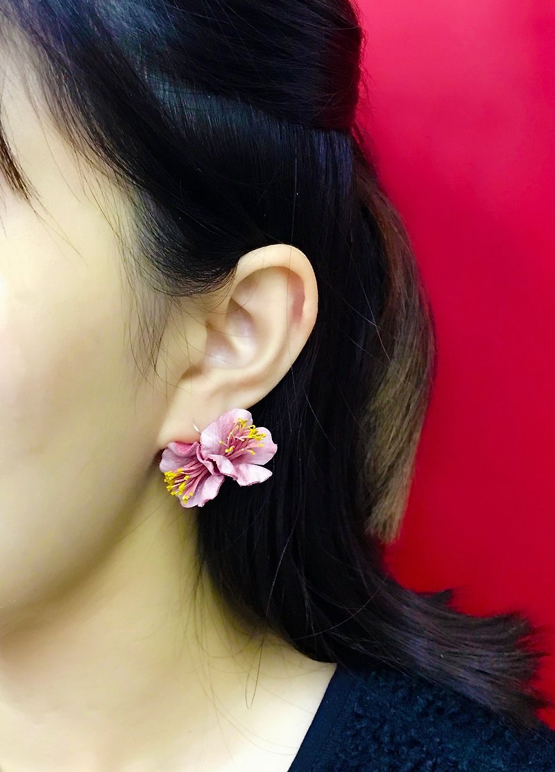 【新年】皮革桃花耳环│双桃花纯银耳鈎款式 - 耳环/耳夹 - 真皮 粉红色