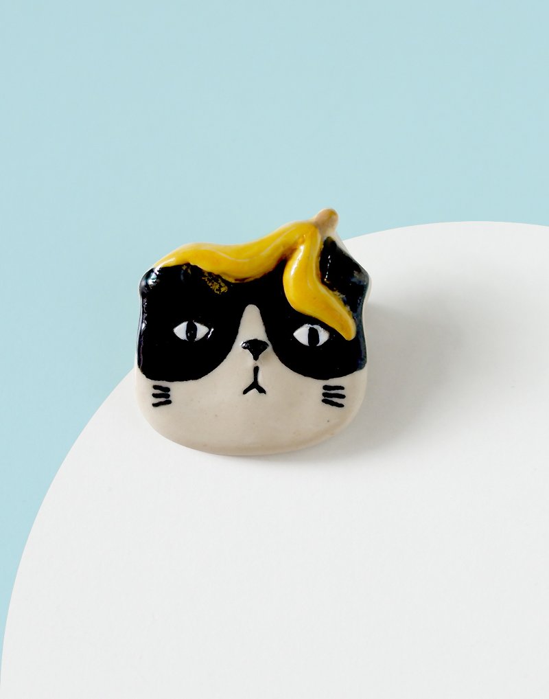Purr- Cat with Banana - Brooch of porcelain - 胸针 - 陶 黄色