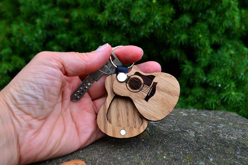吉他拨片钥匙扣，木质个人化原声吉他钥匙扣，附拨片 - 钥匙链/钥匙包 - 木头 多色