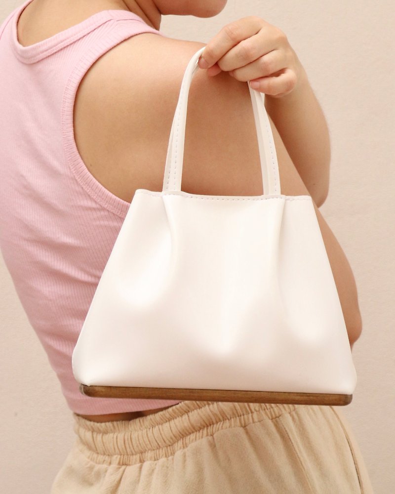 Chubby bag White color shoulder bag by Woodview - 手提包/手提袋 - 人造皮革 白色