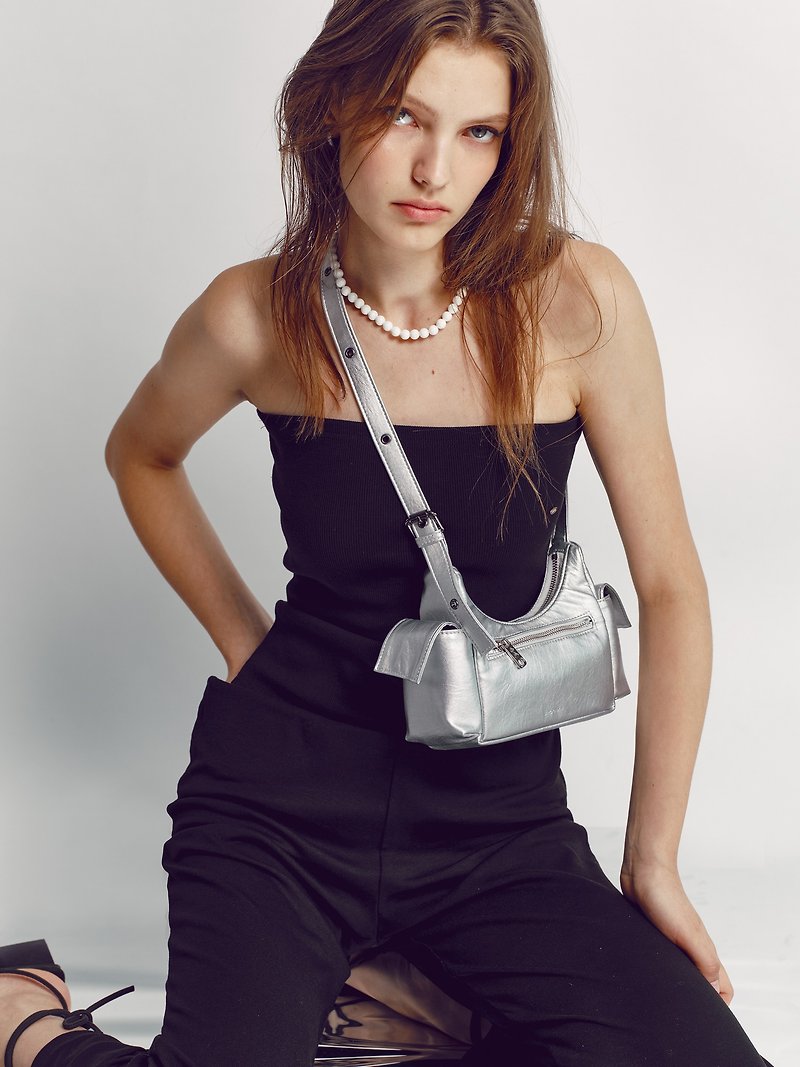 【韩国制造】Pocket Mug Bag Mini - Chrome - 侧背包/斜挎包 - 人造皮革 银色