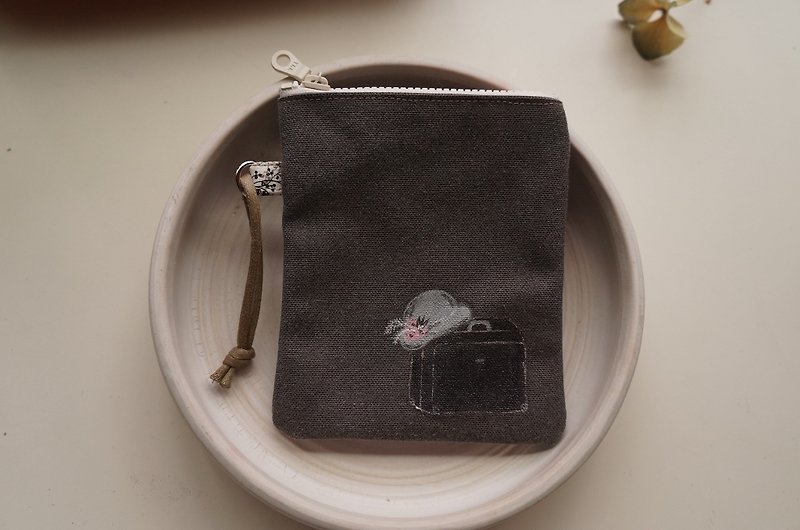 手绘中世纪少女的旅行小物包/零钱钥匙包 - 零钱包 - 棉．麻 灰色