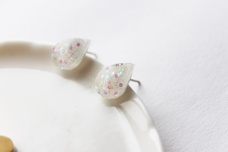 Rosy Garden 人鱼的眼泪白色水晶胶耳环 可换耳夹式 - 耳环/耳夹 - 其他材质 白色