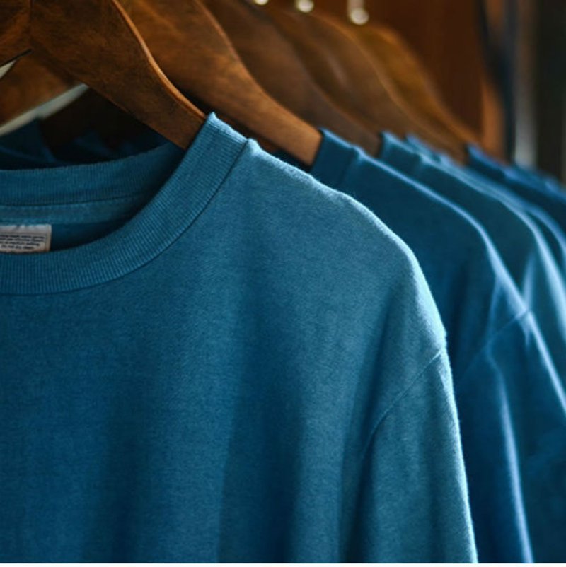 各種藍 | 天然植物藍染T恤 男女情侶基本款 複古純棉素面短袖上衣 - 女装 T 恤 - 棉．麻 蓝色