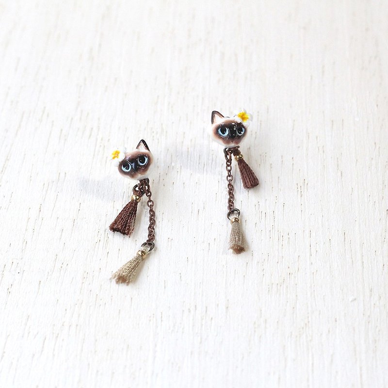 Siamese cat with Plumeria flower earrings, Cat Dangle & Drop Earrings - 耳环/耳夹 - 粘土 咖啡色