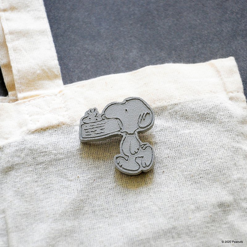 Snoopy x C3Craft |  Snoopy 与盘中的胡士托水泥襟章 - 胸针 - 水泥 银色