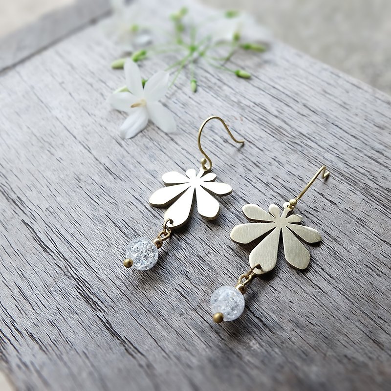 Chestnut leaf earrings with ice quartz (brass hand made) - 耳环/耳夹 - 铜/黄铜 金色
