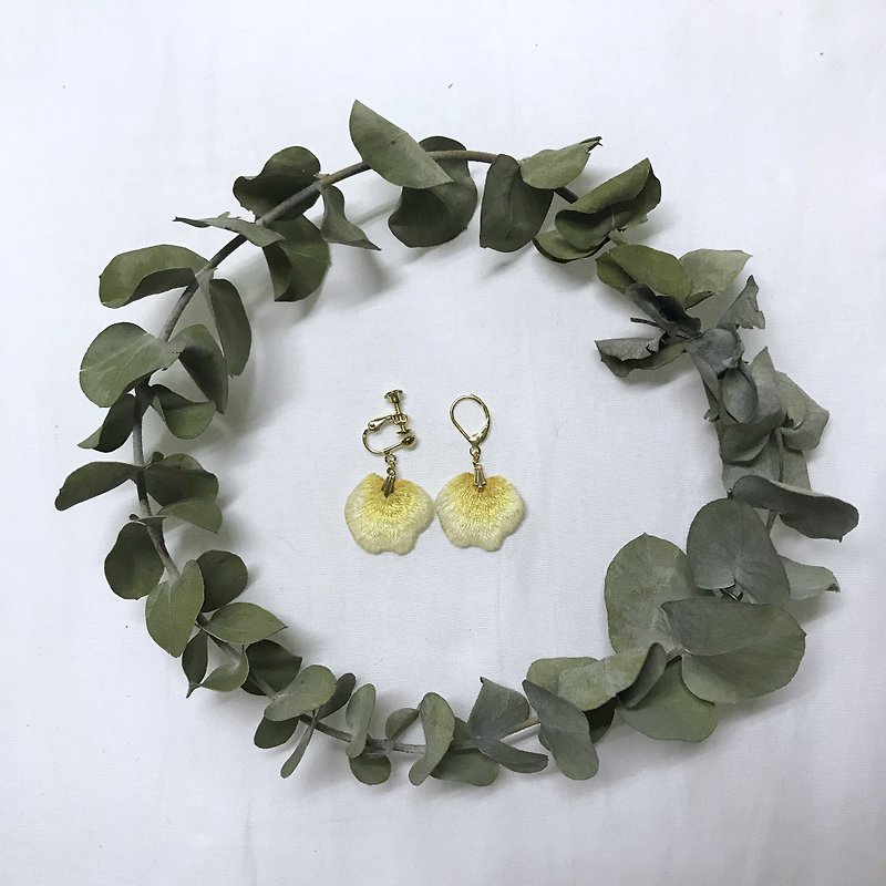 黄玫瑰 手工刺绣耳环 - 耳环/耳夹 - 绣线 黄色