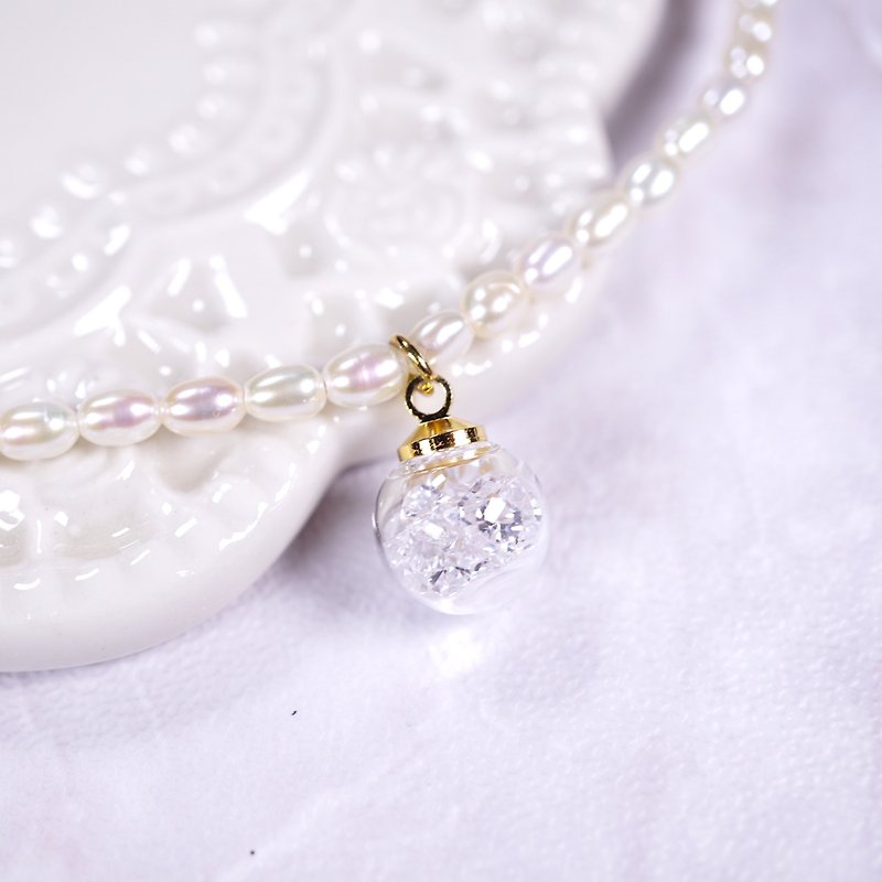 A Handmade 淡水珍珠手链配白色小晶玻璃球 - 手链/手环 - 宝石 白色