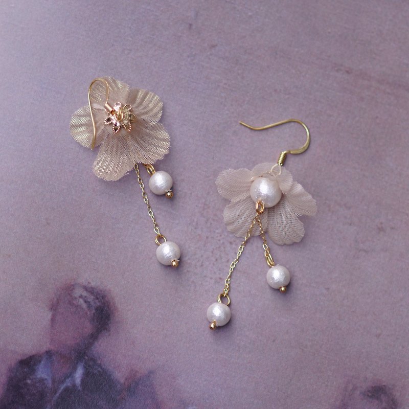 Winifred 金色薄纱双链吊灯式棉花珍珠垂坠耳环 - 耳环/耳夹 - 其他材质 金色