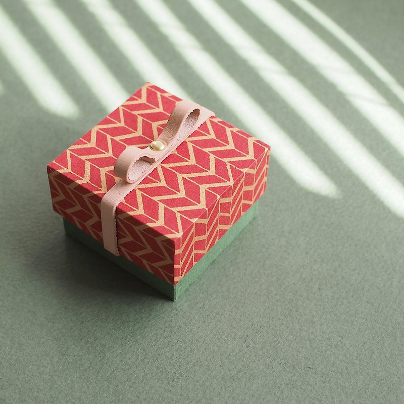 レッド) 古民紙 数量限定 Holiday Box 革リボン付 小さな ギフトボックス - 包装材料 - 纸 红色