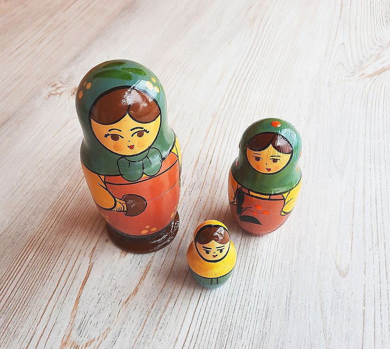 Old Soviet wooden matryoshka doll - vintage Russian nesting dolls 3 pcs - 玩具/玩偶 - 木头 