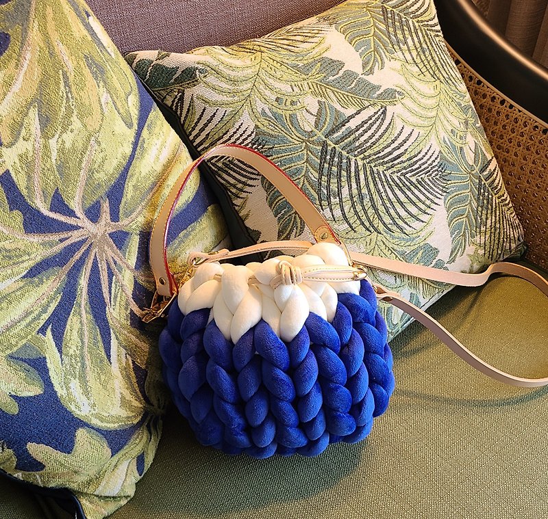 海蓝×米白 丝绒毛线双色小水桶包 - 手提包/手提袋 - 棉．麻 蓝色