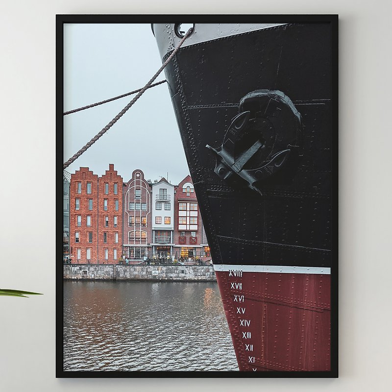 紧凑的城市运河和现代外观平静的水锚船黑色和红色 - 海报/装饰画/版画 - 纸 