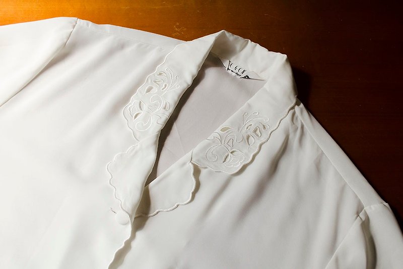 纯白刺绣篓空花领波浪滚边复古短袖雪纺衬衫 | vintage莞洱古着 - 女装衬衫 - 聚酯纤维 