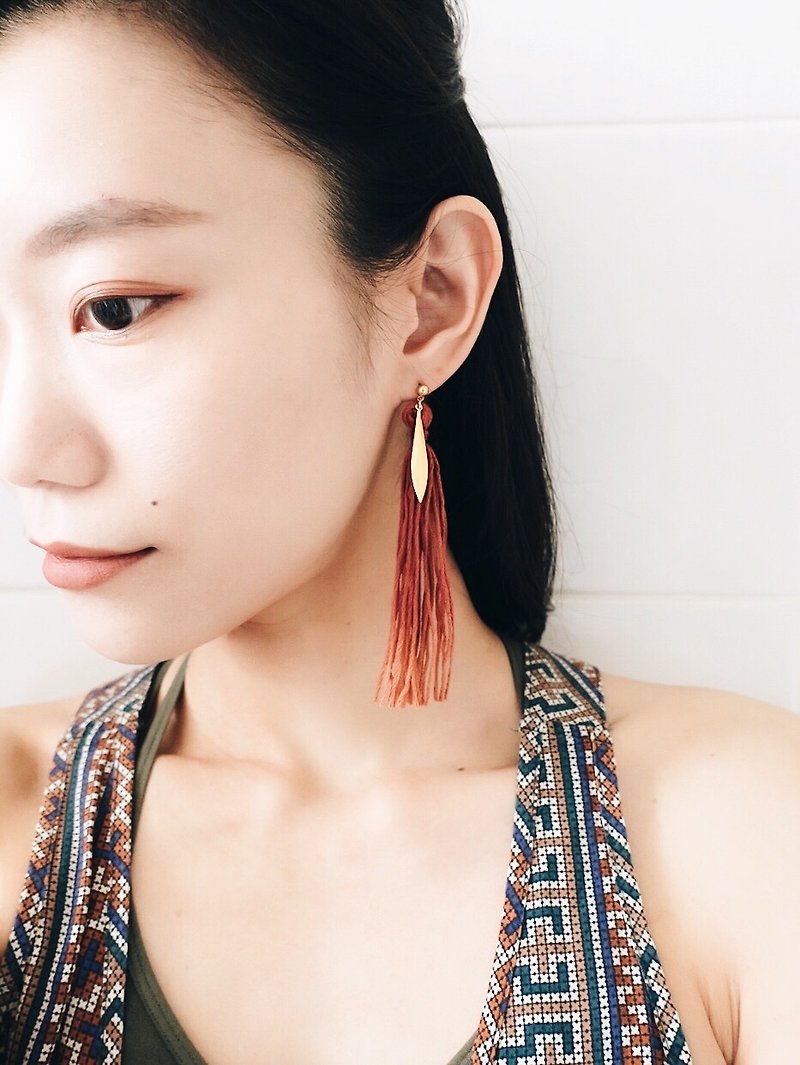 【endorphin】手染渐层流苏黄铜耳环(夕阳红) - 耳环/耳夹 - 棉．麻 红色
