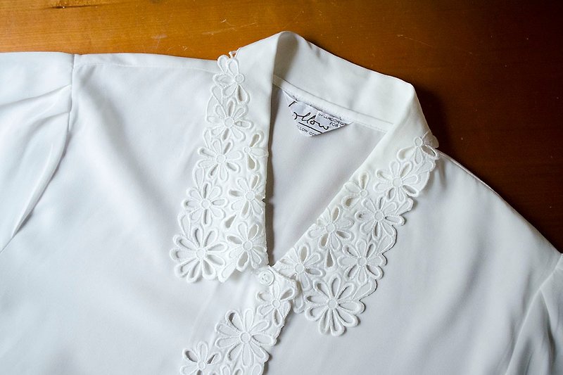 纯白蕾丝刺绣篓空花领波浪滚边复古雪纺衬衫 | vintage莞洱古着