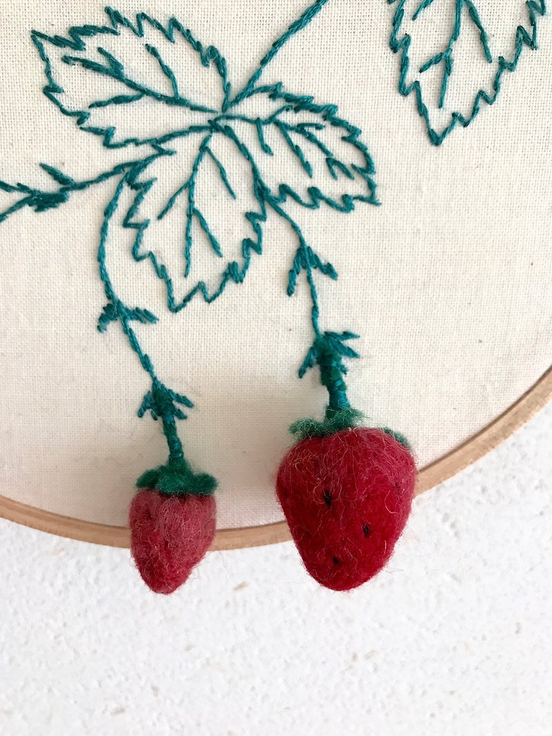 草莓果实-綉花框壁饰-羊毛毡+刺綉 - 墙贴/壁贴 - 棉．麻 红色