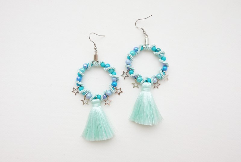 Light mint circular earrings with tassel and star - 耳环/耳夹 - 其他材质 绿色