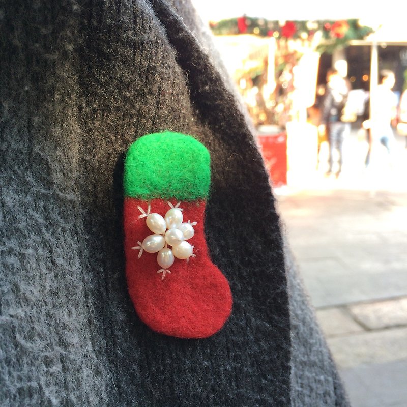 聖誕襪創意胸針 珍珠雪花款 純手工限量 - 胸针 - 羊毛 红色