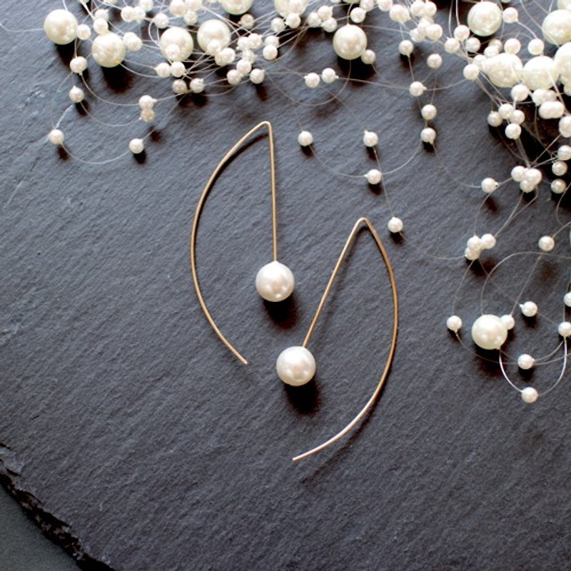 14kgf Swarovski Pearl Half Moon pierced earrings - 耳环/耳夹 - 其他金属 白色