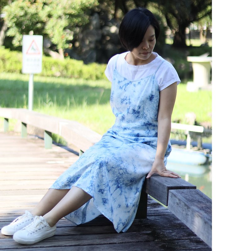 梦幻泡影-细带背心式洋装 (不含白色T恤)(环保数位印花) - 裙子 - 棉．麻 蓝色