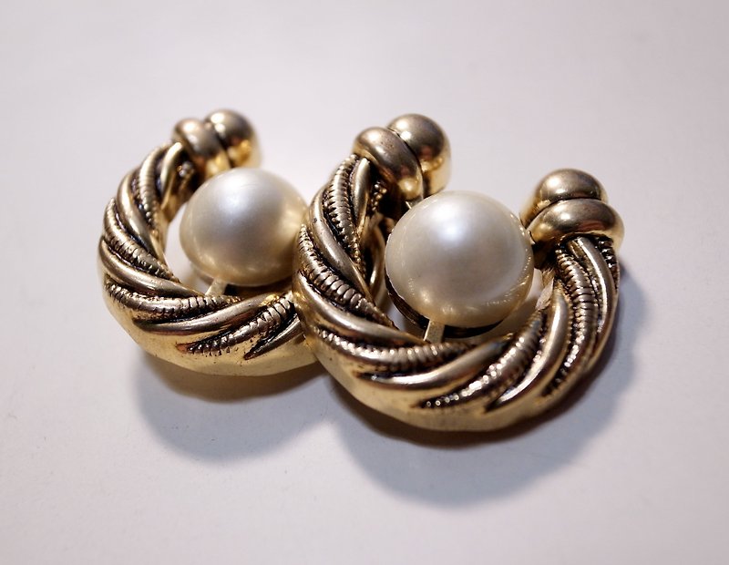 马蹄珍珠耳环(耳针/耳夹) - 耳环/耳夹 - 塑料 金色