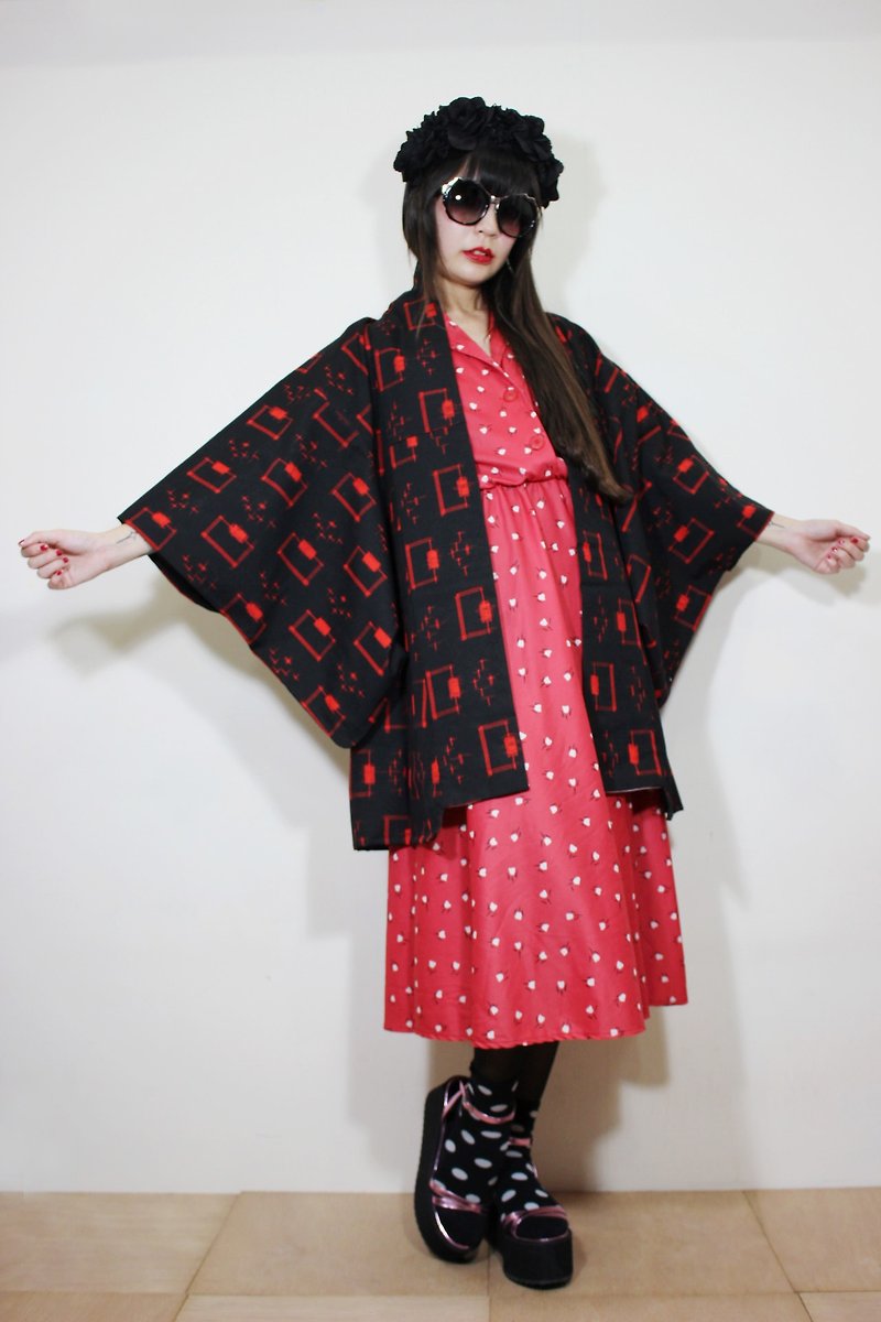 F2093[日本制和服](Vintage)黑色底红色方格纹十字织纹日本和服羽织（はおり） - 女装休闲/机能外套 - 棉．麻 黑色