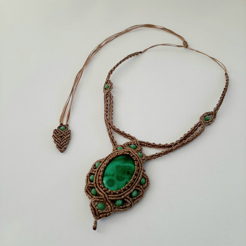 带孔雀石的花边项链 - 原创的独特配饰 - 项链 - 绣线 绿色