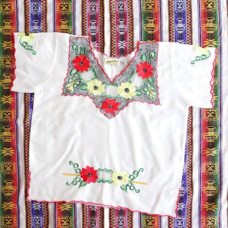 BajuTua /古着/墨西哥大红花刺绣镂空上衣 - 女装上衣 - 棉．麻 白色