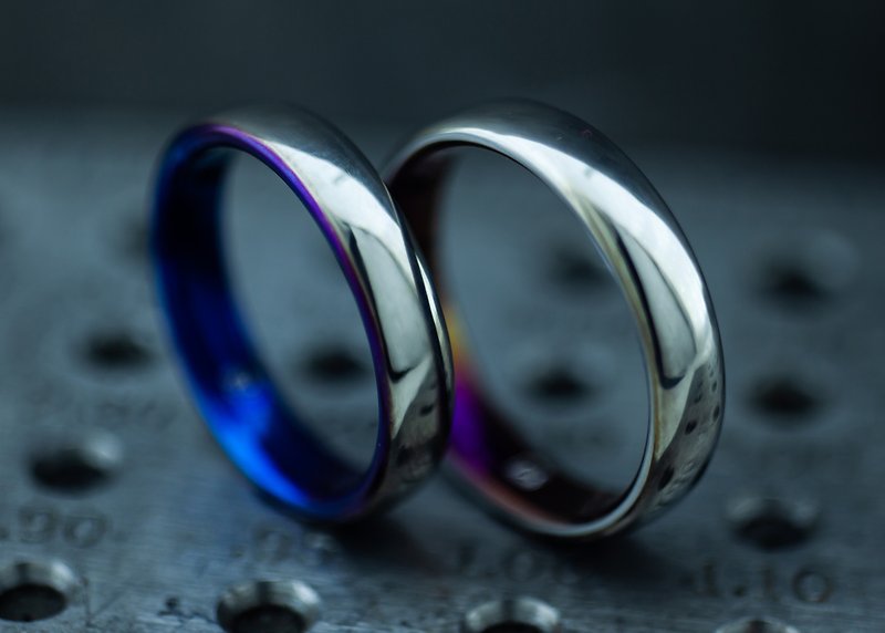 Classic Wedding Rings - Plain Arc-shaped Titanium Rings with Anodization - 戒指 - 其他金属 多色