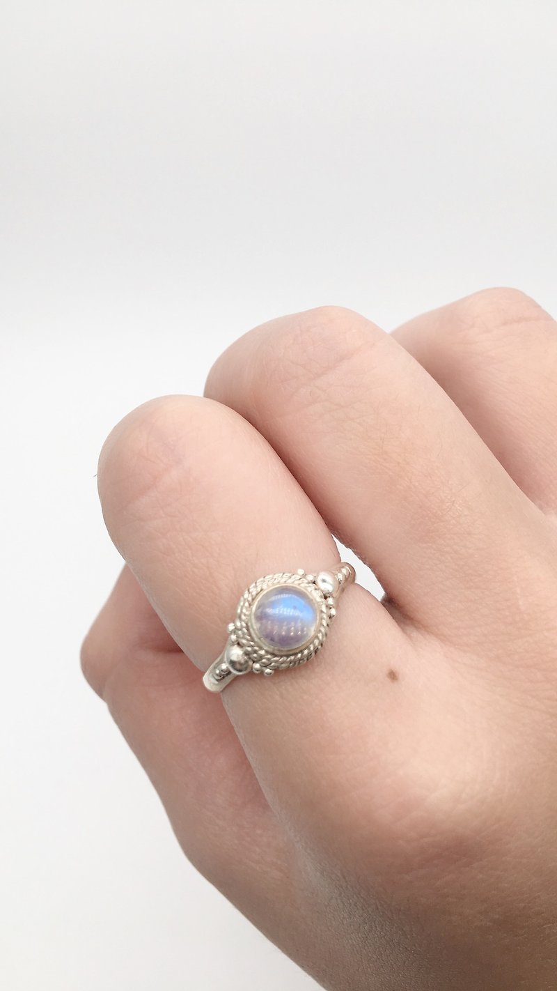 月光石925纯银典雅款戒指 尼泊尔手工镶嵌制作-圆形月光石 - 戒指 - 宝石 蓝色