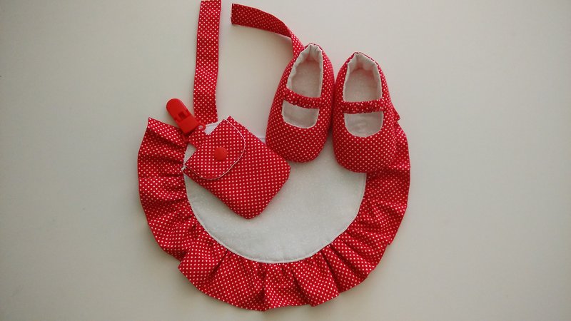 红底水玉弥月礼物 满月礼 生日礼 婴儿鞋+围兜+平安符袋 优惠组 - 满月礼盒 - 其他材质 红色