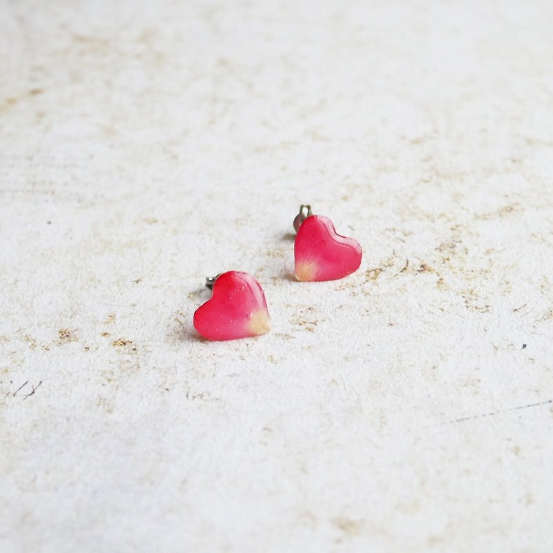 rose petalのプチハートピアス - 耳环/耳夹 - 树脂 红色
