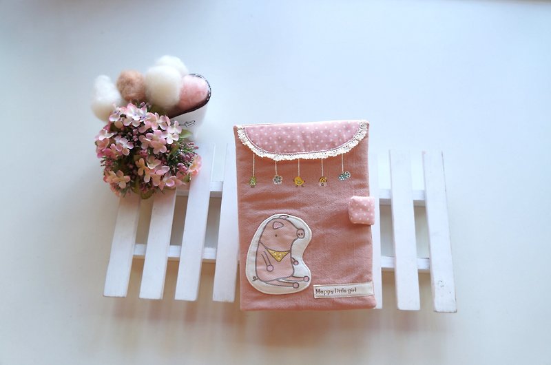 手绘粉红猪宝宝/妈妈手册套/书衣订制 - 满月礼盒 - 其他材质 粉红色