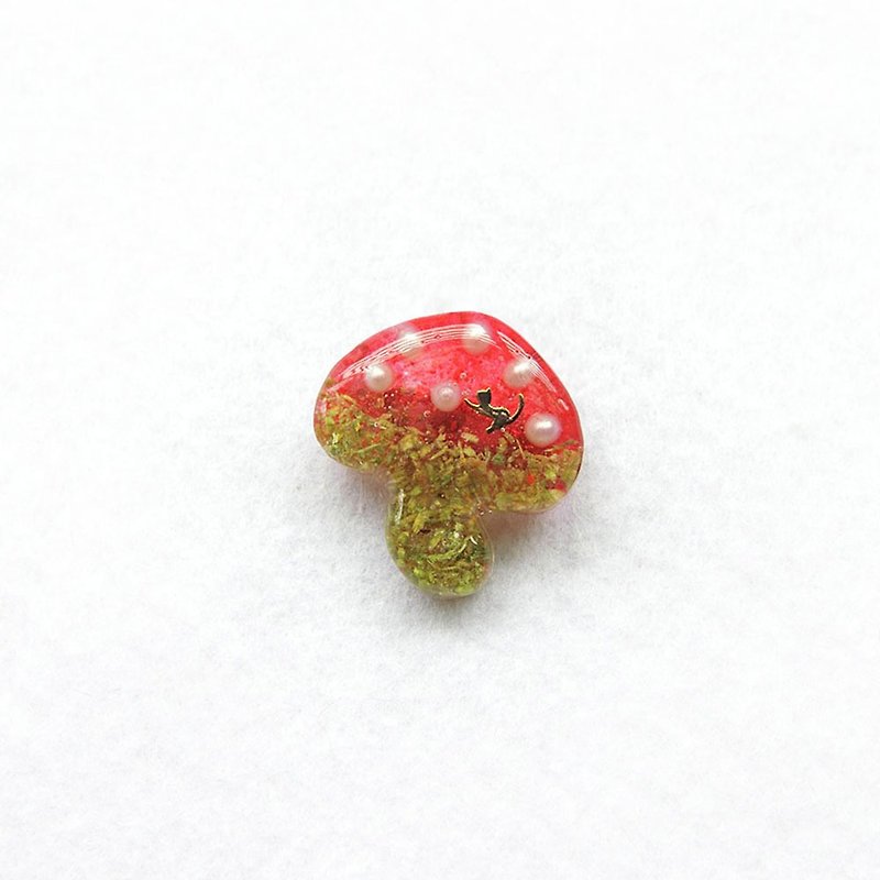 【壳艺品】猫咪住香菇可爱小别针(红色) - 胸针 - 纸 红色