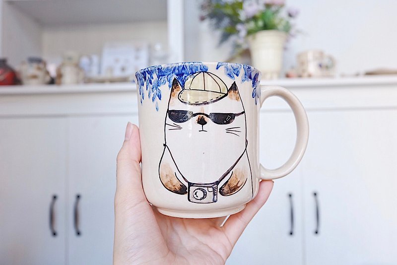 VILAN cat Handpainted Mug / Traveling collection 00