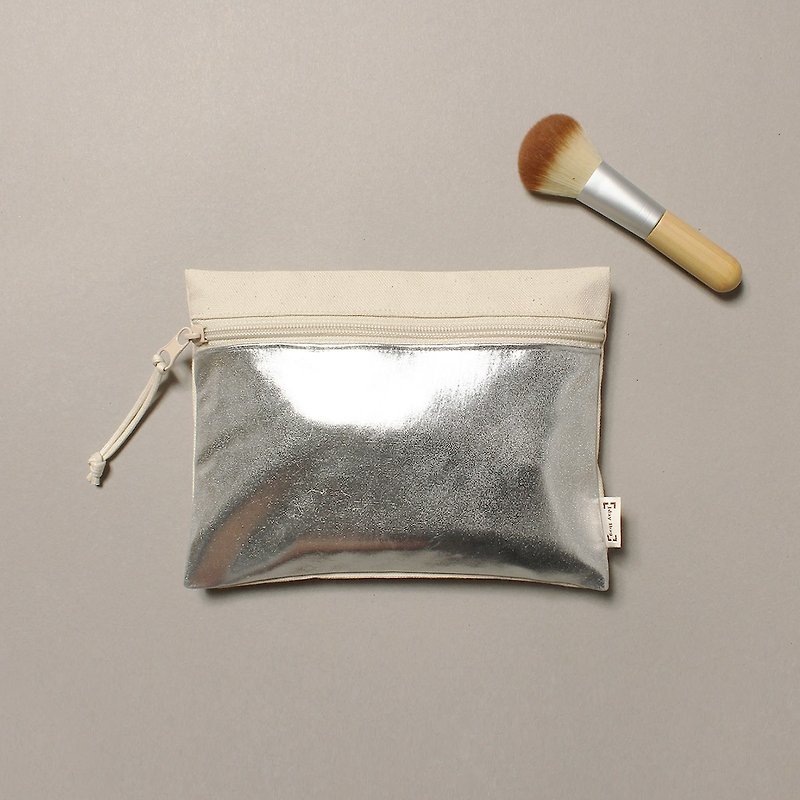 闪耀银 LayBag 瞌睡包 化妆小物收纳包 - 化妆包/杂物包 - 棉．麻 银色