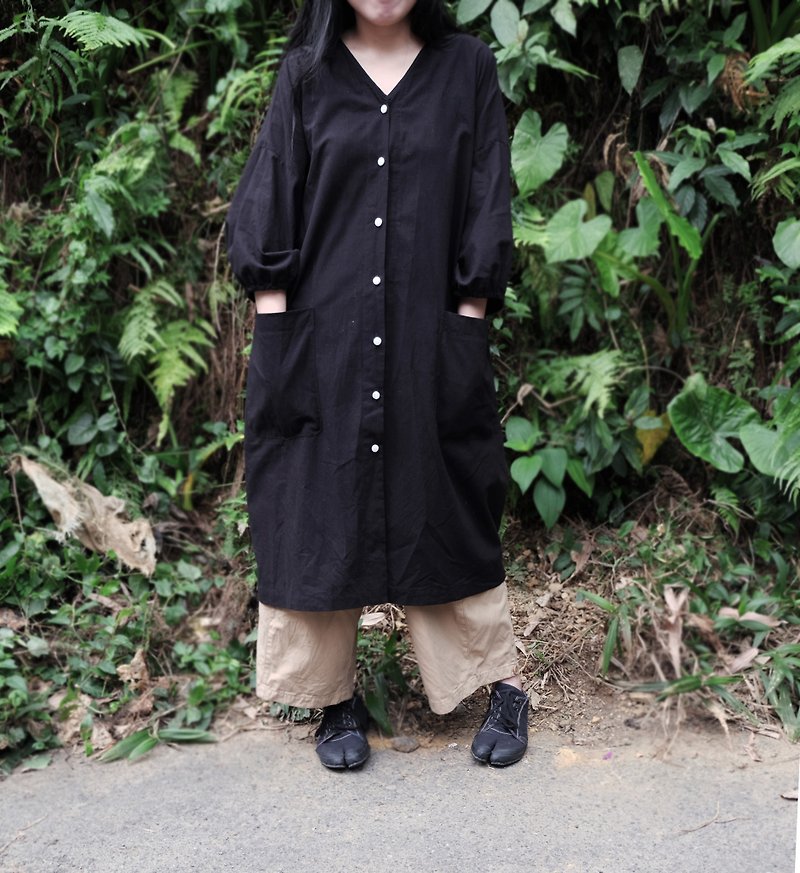 日式墨黑v字领泡泡袖衬衫洋装 - 女装上衣 - 棉．麻 黑色