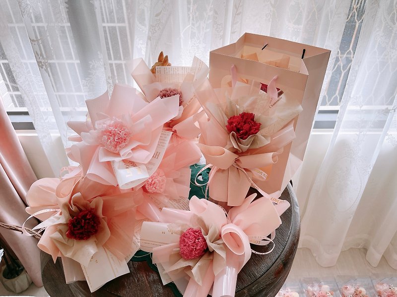 母亲节花束 永生康乃馨 粉红纱包装 母亲节小花束 - 干燥花/捧花 - 植物．花 红色