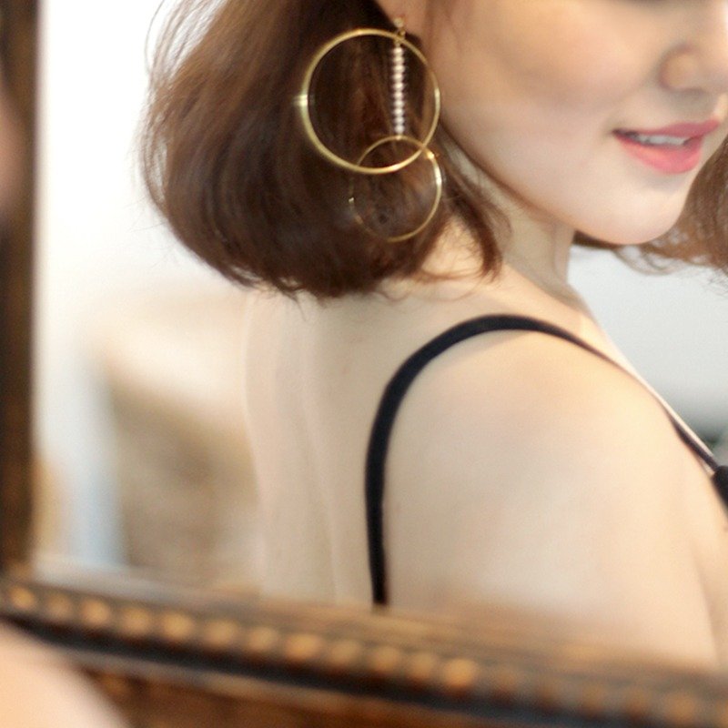 MissQueeny 梦幻泡泡925纯银大圈圈天然珍珠耳环（单只） - 耳环/耳夹 - 纸 金色