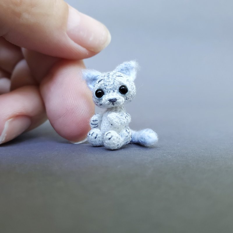 Extreme micro snow leopard. Dollhouse miniature. Micro stuffed irbis. Amigurumi. - 玩偶/公仔 - 棉．麻 白色