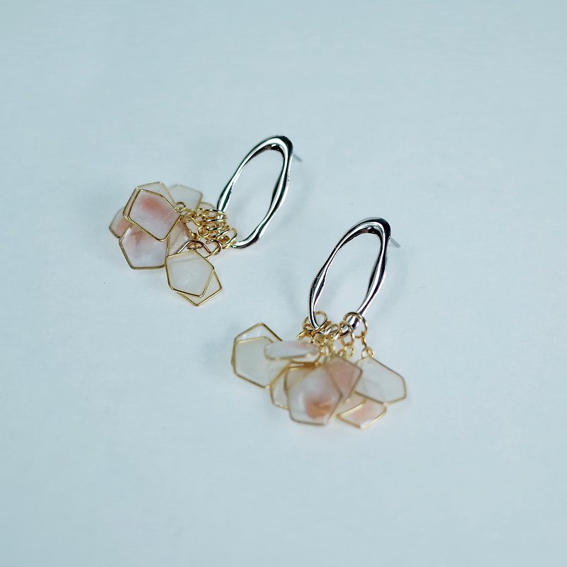 琥珀粉花瓣波浪框耳环 - 耳环/耳夹 - 树脂 粉红色