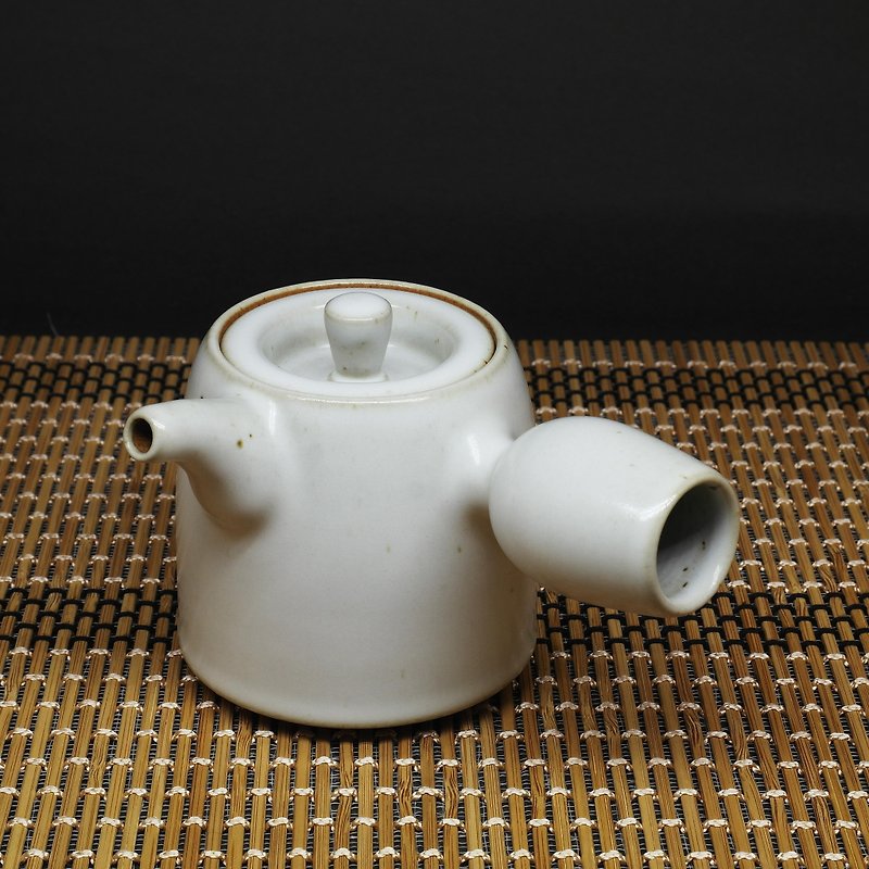 润白釉弯嘴桶身侧把茶壶【一】 手作陶艺 茶道具 - 茶具/茶杯 - 陶 白色