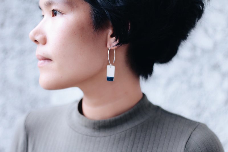 Sea blue line earring - 耳环/耳夹 - 陶 蓝色