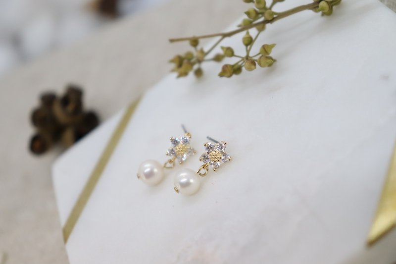 Freshwater Pearl & Mini Cubic Flower Post Earrings - 耳环/耳夹 - 珍珠 白色