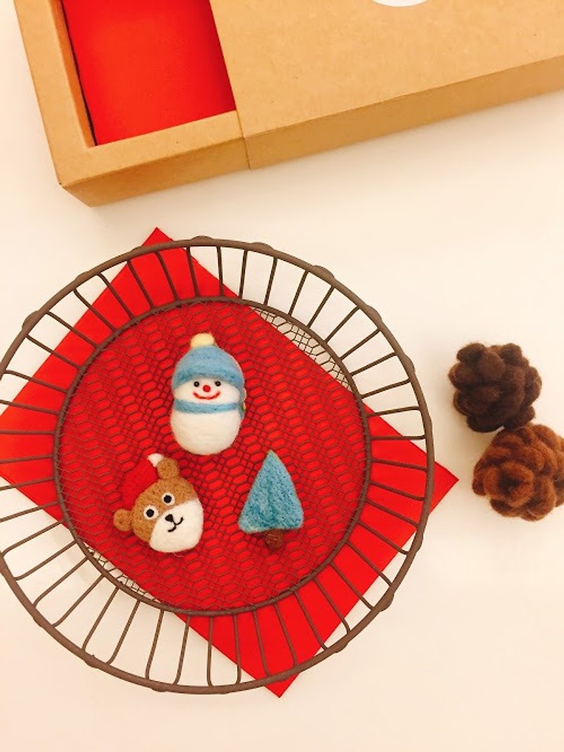 圣诞节限定 - 羊毛毡别针三件组 圣诞熊/蓝色渐层小树/暖暖雪人 - 胸针 - 羊毛 红色