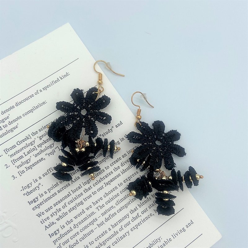 SUNNIE DESIGN 黑色花朵耳环 - 耳环/耳夹 - 绣线 黑色