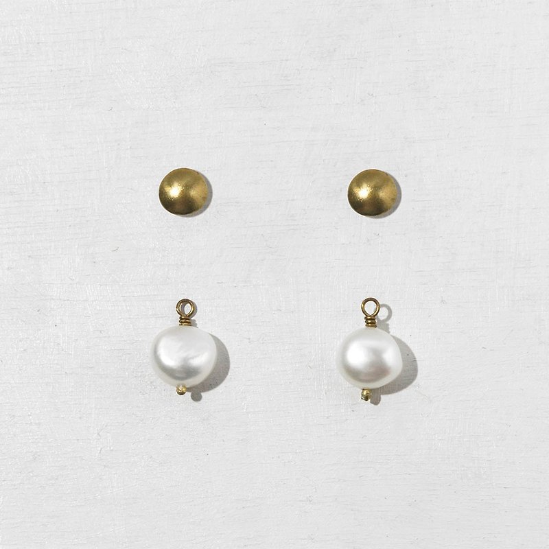 珍珠黄铜铆钉耳环 - 925纯银针 - 耳环/耳夹 - 珍珠 白色